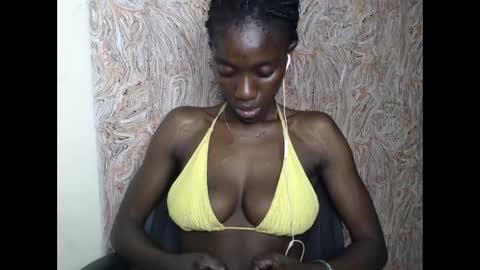 Snapshot of juicyberryx chatting on February 1, 6:10 am queen online show from February 1, 6:10 am