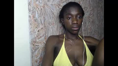 Snapshot of juicyberryx chatting on February 4, 1:34 am queen online show from February 4, 1:34 am