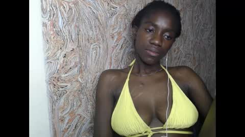 Snapshot of juicyberryx chatting on February 4, 7:40 am queen online show from February 4, 7:40 am