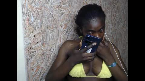 Snapshot of juicyberryx chatting on February 8, 3:30 am queen online show from February 8, 3:30 am