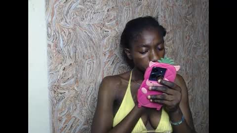 Snapshot of juicyberryx chatting on February 9, 5:29 am queen online show from February 9, 5:29 am