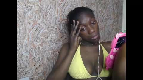Snapshot of juicyberryx chatting on February 11, 10:18 pm queen online show from February 11, 10:18 pm