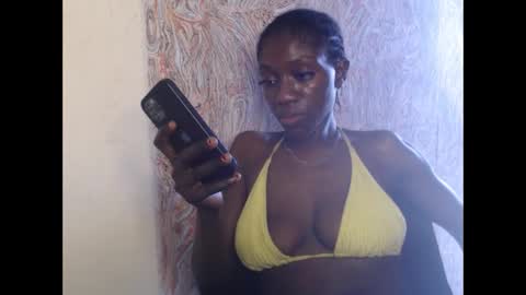 Snapshot of juicyberryx chatting on February 22, 2:19 pm queen online show from February 22, 2:19 pm