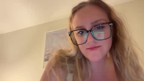 Snapshot of jujubebe000 chatting on April 12, 2:49 am Julief online show from April 12, 2:49 am