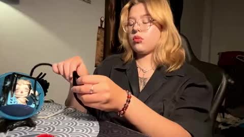 Snapshot of julenecappel chatting on March 2, 2:13 pm Elvia online show from March 2, 2:13 pm