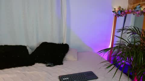 Jules and Gia online show from January 5, 11:01 pm