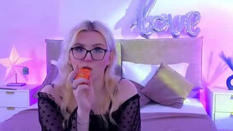 Snapshot of jules_nightt chatting on May 3, 9:10 pm Jules Nightt online show from May 3, 9:10 pm
