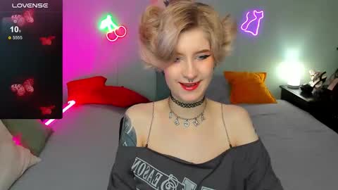 Snapshot of julescrown chatting on October 11, 12:43 am Jules online show from October 11, 12:43 am