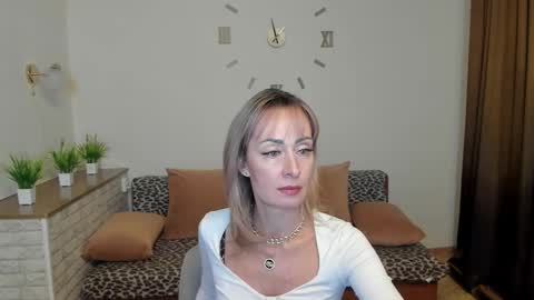 julia__cherry_ online show from December 6, 9:02 pm
