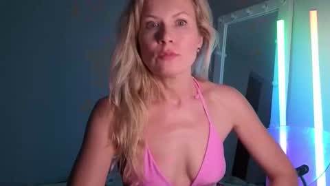 Snapshot of julia_giulia chatting on September 14, 12:43 am julia_giulia online show from September 14, 12:43 am