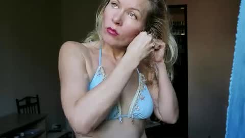 Snapshot of julia_giulia chatting on October 6, 10:23 am julia_giulia online show from October 6, 10:23 am