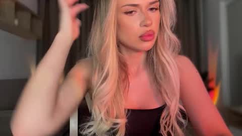 Julia R Le online show from November 17, 11:10 pm