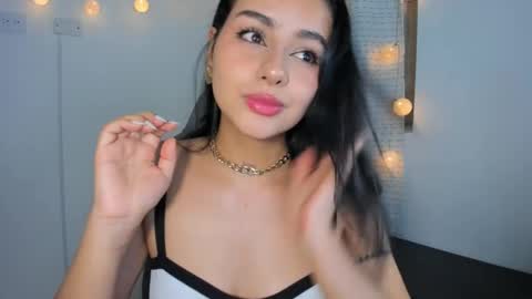 julia_strauns online show from December 7, 4:09 am