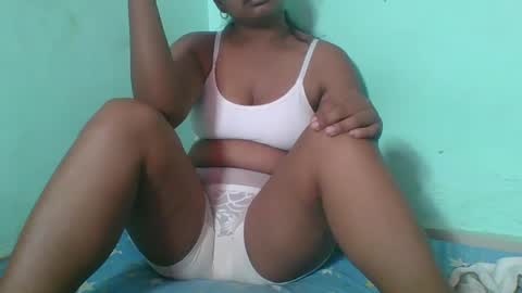 juliah02 online show from February 12, 5:58 am