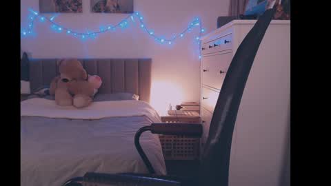 julialiones online show from February 25, 6:09 pm