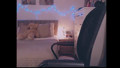 julialiones online show from February 5, 4:55 pm