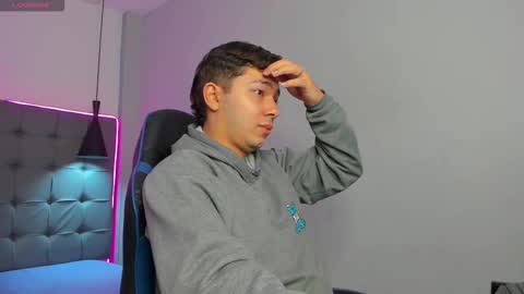 julian_smith21 online show from February 25, 12:15 pm