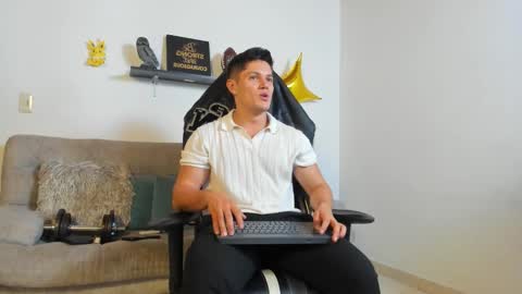 julian_wallace online show from October 13, 12:54 am