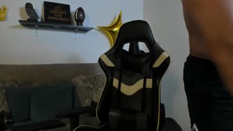 julian_wallace online show from October 23, 8:18 pm