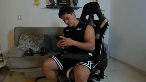 julian_wallace online show from November 27, 6:21 pm