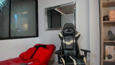 julian_wallace online show from February 21, 7:48 pm