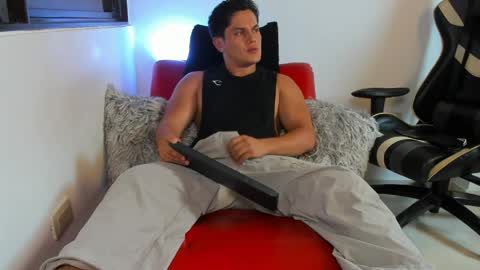 julian_wallace online show from March 30, 9:05 pm