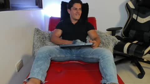 julian_wallace online show from April 9, 6:19 am