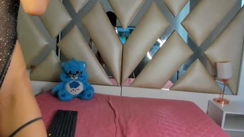 juliana_js_ online show from December 11, 3:58 pm