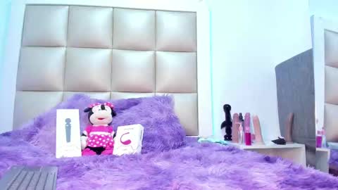 juliana_js_ online show from September 18, 4:47 am