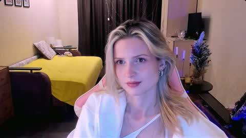 Julie online show from November 20, 3:12 pm