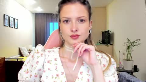 Snapshot of julie_flores chatting on June 16, 2:19 pm Julie online show from June 16, 2:19 pm