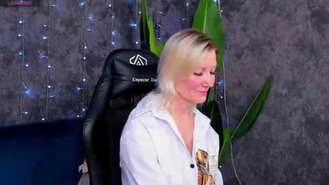 Snapshot of julie_lucasss chatting on February 5, 9:47 am Julie Lucasss online show from February 5, 9:47 am