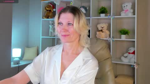Snapshot of julie_lucasss chatting on February 23, 1:03 am Julie Lucasss online show from February 23, 1:03 am