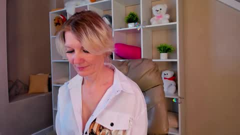 Snapshot of julie_lucasss chatting on March 7, 8:33 am Julie Lucasss online show from March 7, 8:33 am