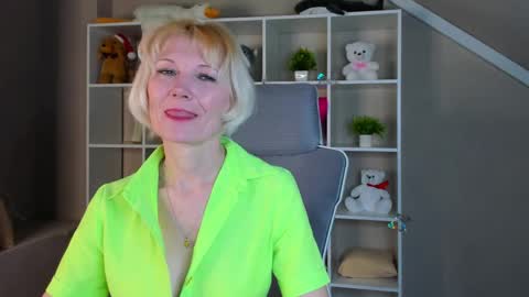 Snapshot of julie_lucasss chatting on April 9, 12:54 am Julie Lucasss online show from April 9, 12:54 am