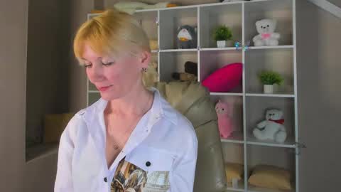 Snapshot of julie_lucasss chatting on April 13, 12:38 am Julie Lucasss online show from April 13, 12:38 am