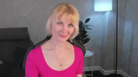 Snapshot of julie_lucasss chatting on April 16, 12:44 am Julie Lucasss online show from April 16, 12:44 am