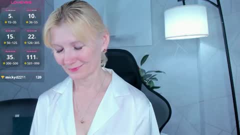 Snapshot of julie_lucasss chatting on June 19, 12:04 am Julie Lucasss online show from June 19, 12:04 am