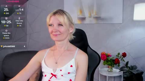 Snapshot of julie_lucasss chatting on July 9, 12:58 am Julie Lucasss online show from July 9, 12:58 am