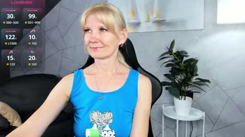 Snapshot of julie_lucasss chatting on July 15, 12:05 am Julie Lucasss online show from July 15, 12:05 am