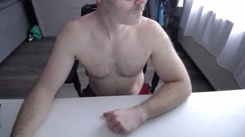 Snapshot of julienneedyou chatting on December 14, 11:37 am julienneedyou online show from December 14, 11:37 am