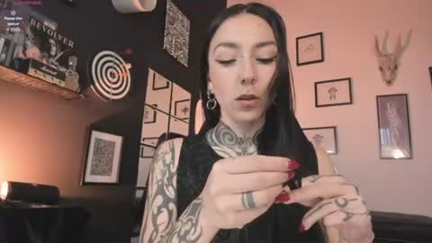 Snapshot of juliet_sourire chatting on August 4, 1:46 pm juliet_sourire online show from August 4, 1:46 pm