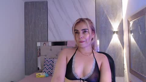 julieta__fox_ online show from April 9, 12:32 am