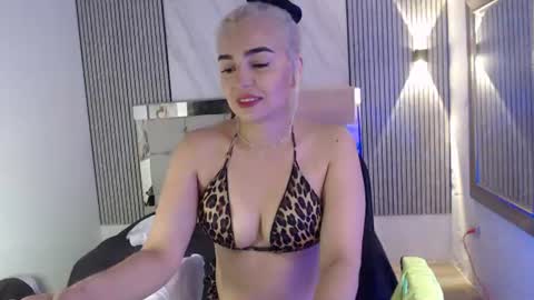 julieta__fox_ online show from July 9, 3:49 pm
