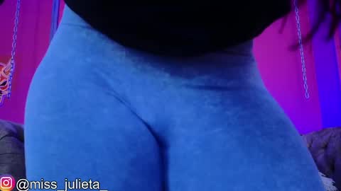 Snapshot of julieta_russell chatting on May 12, 12:13 pm Julieta online show from May 12, 12:13 pm