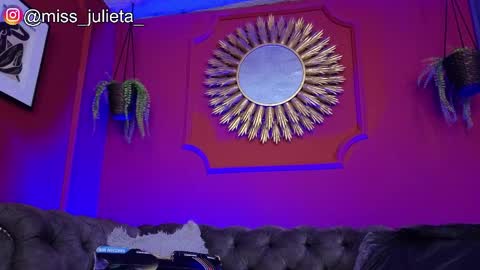 Snapshot of julieta_russell chatting on May 16, 11:42 am Julieta online show from May 16, 11:42 am