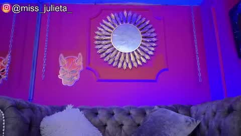 Snapshot of julieta_russell chatting on May 18, 11:38 am Julieta online show from May 18, 11:38 am