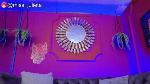 Snapshot of julieta_russell chatting on May 25, 11:49 am Julieta online show from May 25, 11:49 am