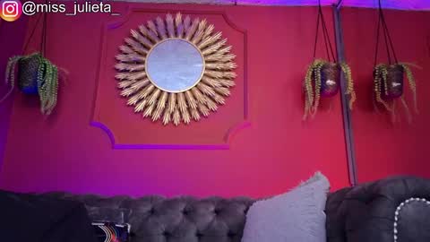 Snapshot of julieta_russell chatting on June 4, 12:00 pm Julieta online show from June 4, 12:00 pm