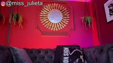 Snapshot of julieta_russell chatting on June 25, 11:37 am Julieta online show from June 25, 11:37 am